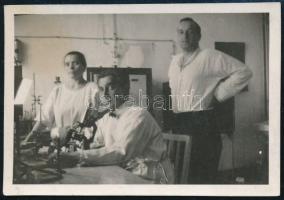 cca 1930 Sopron, Dr. Szilvási (Szilvássy) Gyula (1881-1937) főorvos és tanár laboratóriumában, fotó, 6×8,5 cm