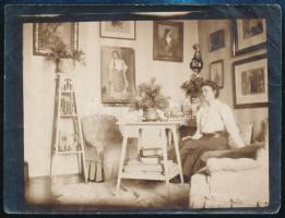 cca 1905 Assakürti (Felvidék) Ghyczy Emma (1872-1928) otthonában, hátoldalon feliratozott fotó, felületén törésnyommal, 9×12 cm