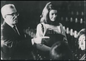 cca 1960 Vittorio de Sica és Christine Deroche forgatási fotó / Werk photo 13x18 cm