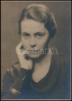 cca 1920-1930 Női arckép, jelzetlen fotó, 16,5×12 cm