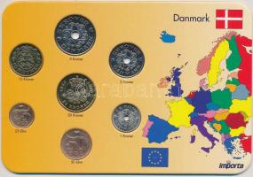 Dánia 1997-2000. 25ö-20K (7xklf) forgalmi sor karton dísztokban T:1-,2 Denmark 1997-2000. 25 Öre - 20 Kroner (7xdiff) coin set in cardboard case C:AU,XF