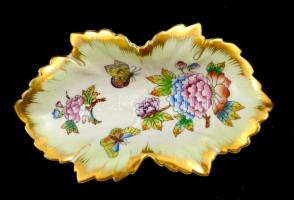 Herendi Viktória mintás leveles tálka, kézzel festett, jelzett, kopásnyomokkal, 15 x 8,5 cm