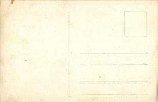 1917 Felkészülve a támadásra. Katona teljes menetfelszerelésben gázálarccal és távcsővel. Gróf Lászl...