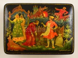 Kisméretű orosz jelenetes lakkozott fa dobozka, 6×4,5×3 cm