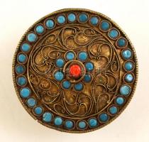 Díszes kő berakásos fém ékszertartó dobozka, d: 5 cm