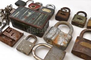 Régi rozsdás lakatok kulcsok, több nem működik, kb 20 db
