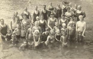 1928 Lovran, Laurana, Lovrana; fürdőzők csoportképe / bathing people. photo (EK)