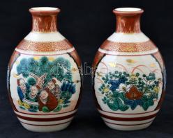 2 db távol-keleti porcelán kis váza, kézzel festett, jelzett, apró kopásokkal, m: 11,5 cm