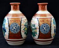 2 db távol-keleti porcelán kis váza, kézzel festett, jelzett, apró kopásokkal, m: 11,5 cm