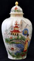 Távol-keleti motívumos Royal olasz porcelán fedeles váza, kézzel festett, jelzett, apró kopásokkal, m: 27,5 cm