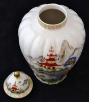 Távol-keleti motívumos Royal olasz porcelán fedeles váza, kézzel festett, jelzett, apró kopásokkal, ...