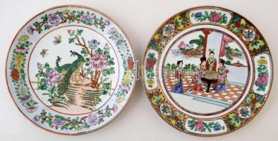 2 db távol-keleti motívumos porcelán tányér, kézzel festett, jelzés nélkül, kis kopásokkal, d: 26 cm