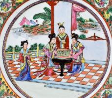 2 db távol-keleti motívumos porcelán tányér, kézzel festett, jelzés nélkül, kis kopásokkal, d: 26 cm