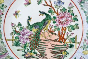 2 db távol-keleti motívumos porcelán tányér, kézzel festett, jelzés nélkül, kis kopásokkal, d: 26 cm