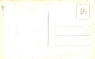 Magyar cserkészek Rákosszentmihályon (Budapest XVI.) a gyógyszertár előtt. csoportkép / Hungarian sc...