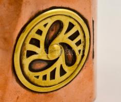 Jugendstil vörösréz karafa, sárgaréz rátétekkel, jelzés nélkül,  m: 32 cm