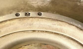 Jelzett angol ezüstözött alpakka kínáló, áttört peremmel, 30×23 cm, m: 10 cm