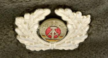 cca 1980 NDK téli rendőr sapka, jelvénnyel, méret: 55