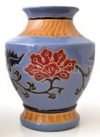 Díszes virágos festett mázas kerámia váza, jelzés nélkül, apró kopásokkal, m: 24 cm