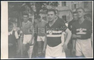 cca 1953-1954 Puskás Ferenc (1927-2006) és Rákóczi László (1926-2016) labdarúgók a Budapest Honvéd mezében, 8,5x13,5 cm