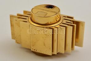 Aranyszínű, gázzal működő öngyújtó, töltésre szorul, 12×6×7 cm