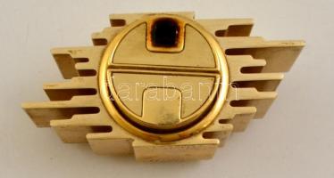 Aranyszínű, gázzal működő öngyújtó, töltésre szorul, 12×6×7 cm