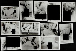 cca 1970 30 db régi pornófotó, közte egy-két sérülttel, 9x6  cm és 8x6 cm közötti méretben