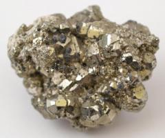 33 db ásvány, némelyik gyűjtői dobozban