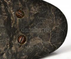 Zsebre dugott kezű, népviseletes spiáter kisfiú szoborka, alabástrom talapzaton, a talapzat alján a ...