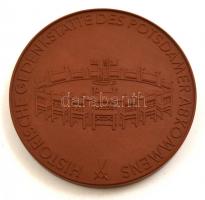 "Cecilienhof -Historsche Gedenkstätte Potsdamer Abkommens" feliratú meisseni, máztalan ker...