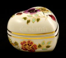 Zsolnay pillangómintás porcelán szív alakú dobozka, kézzel festett, jelzett, hibátlan, 6×6×4 cm