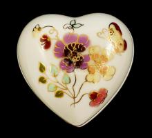 Zsolnay pillangómintás porcelán szív alakú dobozka, kézzel festett, jelzett, hibátlan, 6×6×4 cm