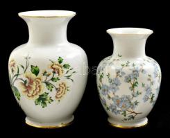 2 db Hollóházi váza, kézzel festett, jelzettek, apró kopásokkal, m: 14,5 ill. 17,5 cm