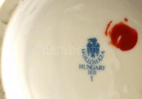 2 db Hollóházi váza, kézzel festett, jelzettek, apró kopásokkal, m: 14,5 ill. 17,5 cm