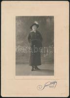cca 1920 Hölgy fotója, Steiner és Milhoffer Gyöngyös-Hatvan műterméből, kartonra kasírozva, 15x10 cm
