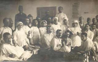 Sebesült katonák a katonai kórházban, nővérek és szanitécek körében, imádság a falon / WWI Austro-Hungarian K.u.K. military hospital with injured soldiers, nurses and medics, prayer on the wall. photo