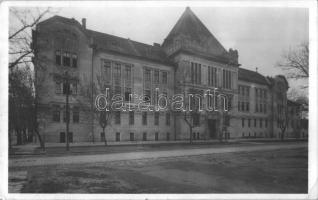 8 db RÉGI vajdasági és szerb városképes lap / 8 pre-1945 Voivodinan and Serbian town-view postcards