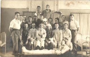 Első világháborús katonai kórház, sérült katonák és nővérek / WWI K.u.k. military hospital, injured soldiers and nurses. group photo (fl)
