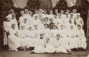 Első világháborús katonai kórház, nővérek egy katonával / WWI K.u.k. military hospital, nurses group photo + K.u.K. Reservespital No. 6.