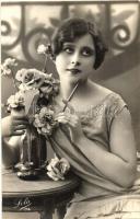 2 db RÉGI francia romantikus hölgy képeslap / Lola 174. - 2 pre-1945 French lady postcards