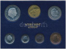 Hollandia 1980. 1c-2 1/2G (6xklf), forgalmi szett tokban, pénzverdei zsetonnal T:1 (eredetileg PP) Netherlands 1980. 1 Cent - 2 1/2 Gulden (6xdiff), coin set in case and Coin Mint jeton C:UNC (originally PP)