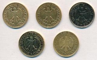 NSZK 1950-1990. 1M (5xklf) mind aranyozva T:2 ph.
FRG 1950-1990. 1 Mark (5xdiff) all gilt C:XF edge...