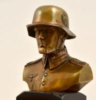 Jelzés nélkül: Wermacht katona büszt. Bronz, gránit talapzaton, m:8 cm