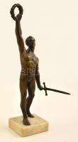 Jelzés nélkül: A győztes. Bronz, alabástrom talapzaton, m: 29 cm