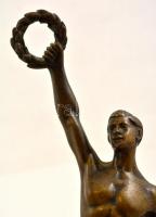 Jelzés nélkül: A győztes. Bronz, alabástrom talapzaton, m: 29 cm