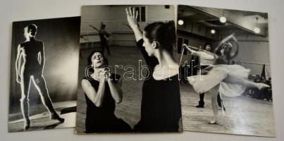 cca 1978 Balettpróbán, 3 db feliratozott, vintage fotóművészeti alkotás, kasírozva, 39x29 cm és 34x24 cm