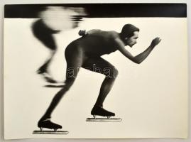 cca 1976 Gebhardt György (1910-1993) budapesti fotóművész hagyatékából, feliratozott vintage fotóművészeti alkotás (Verseny közben), 29,5x39 cm