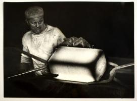cca 1975 Gebhardt György (1910-1993) budapesti fotóművész hagyatékából, feliratozott vintage fotóművészeti alkotás (Melegüzem), 29,5x39,5 cm