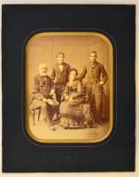 cca 1875 Kozmata Ferencz udvari fényképész műtermében készült családi fotó, hidegpecséttel jelzett, 23,5x18 cm, paszpartu (aranyozott ablakkerettel) 38x30 cm