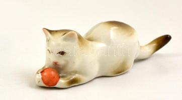 Zsolnay labdázó cica, kézzel festett, jelzett, apró kopásokkal, 12×3,5×3,5 cm